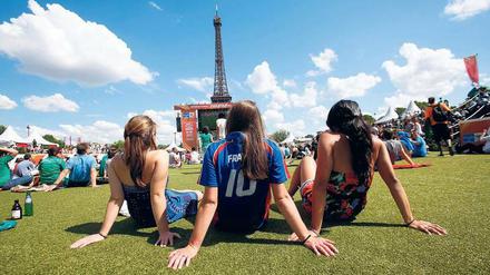 Das Runde im Eckigen. 90 000 Besucher werden täglich in der Fanzone am Eiffelturm erwartet. Allein auf dem Marsfeld will die Stadt 1000 Sicherheitskräfte einsetzen.