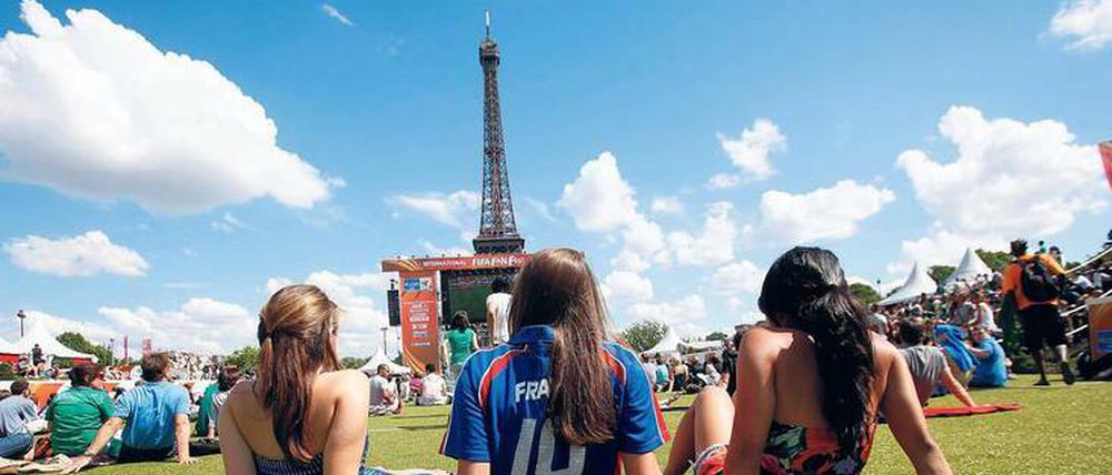 Das Runde im Eckigen. 90 000 Besucher werden täglich in der Fanzone am Eiffelturm erwartet. Allein auf dem Marsfeld will die Stadt 1000 Sicherheitskräfte einsetzen.