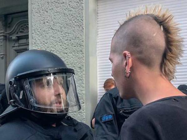 Seit Wochen eskaliert die Situation in der Rigaer Straße in Friedrichshain immer wieder. Linksautonome und Punks stehen einer Menge Polizisten unversöhnlich gegenüber.