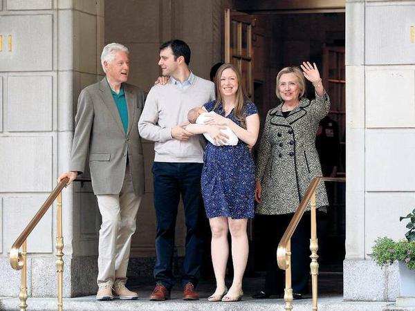 Ausnahme. Marc Mezvinsky (2.v.l.), Ehemann von Hillary Clintons Tochter Chelsea, zeigt sich nur selten mit der Kandidatin – wie hier nach der Geburt seines Sohnes.