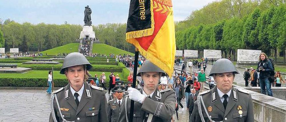 Rückwärts immer. In Berlin demonstrierten Traditionsverbände am Sowjetischen Ehrenmals in Treptow.