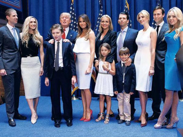 Donald Trump Jr. (4.v.r.) sollte Thronfolger im Trump-Imperium werden. Doch die zweitgeborene Ivanka (3.v.r.) ist längst in der Gunst des Vaters aufgestiegen.