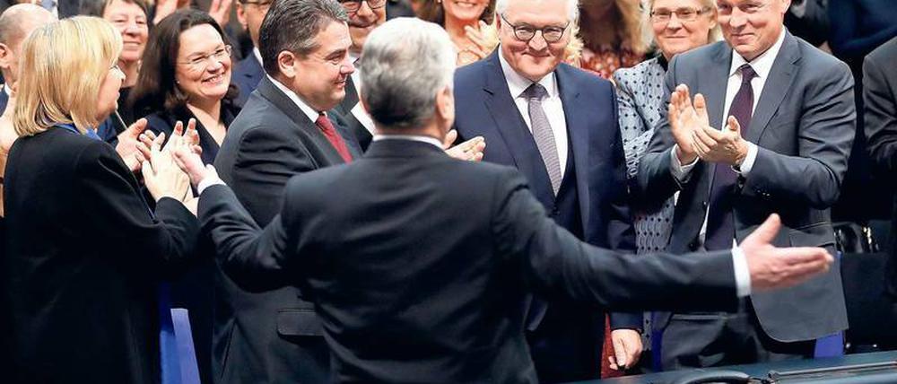 In meine Arme. Nach der Wahl gehörte der noch amtierende Bundespräsident Joachim Gauck zu den ersten Gratulanten.