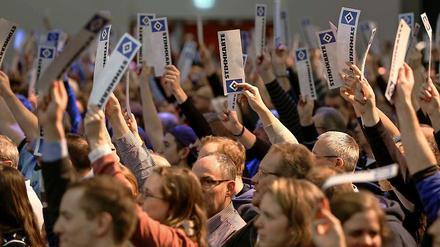 Hände hoch für den neuen HSV. Die Mitglieder haben abgestimmt.