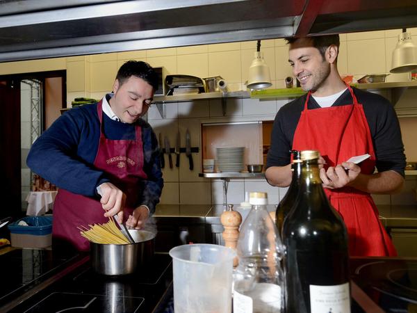 Männer am Herd. Enrico Catapano und Tagesspiegel Redakteur Moritz Honert testen im "Il Punto" One-Pot-Gerichte aus.