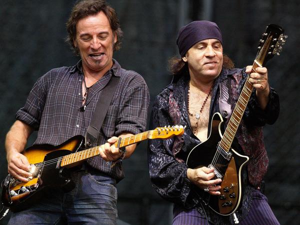 Steven van Zandt und Bruce Springsteen (links) 2003 bei einem Konzert in Rotterdam.