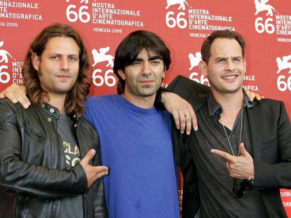 In Fatih Akins Komödie "Soul Kitchen" trat Bousdoukos zusammen mit Moritz Bleibtreu (r.) auf. Der Film feierte seine Weltpremiere 2009 in Venedig.