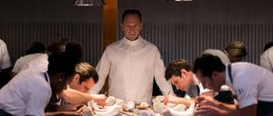 Ralph Fiennes als Chef Slowik in einer Szene des Films „The Menu“.
