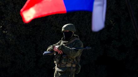 Ein bewaffneter Soldat steht vor einem Regierungsgebäude auf der Krim.