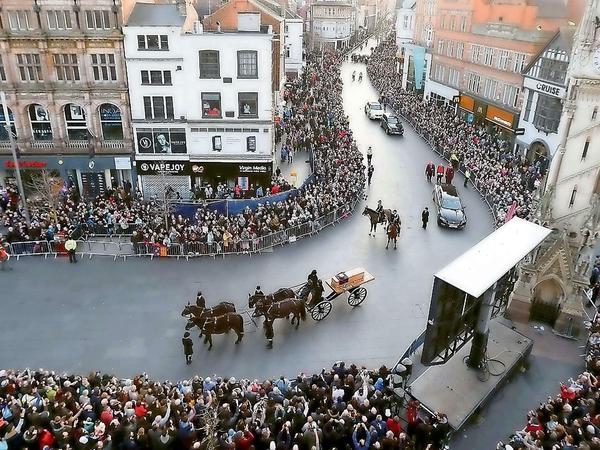 He's coming home: Die Überreste von Richard III. bei der Prozession in Leicester im März 2015.