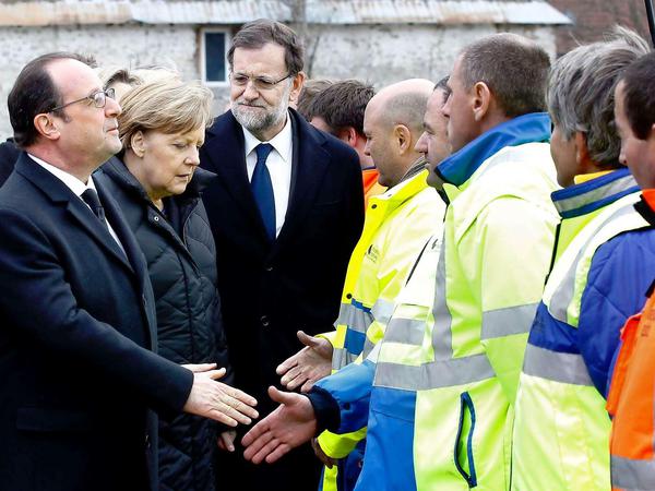 Die deutsche Kanzlerin, der französische und der spanische Präsident - nach dem Absturz kam hoher Besuch in die Region der französischen Alpen.