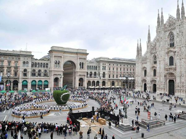 Glanz und Elend. 100000 Menschen tauchen jährlich in Italien unter. Die Hälfte davon setzt sich vom reichen Mailand aus nach Nordeuropa ab. Im Mai findet dort auch die Expo statt.