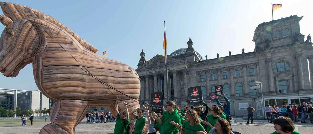 Proteste gegen TTIP vor dem Reichstag.