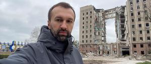 Serhij Leschtschenko vor dem zerstörten Gebäude der Regionalverwaltung in Mykolajiw.