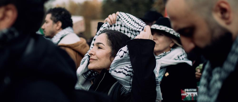 Mehrere Tausend Menschen ziehen im Oktober 2023 bei einer pro-palästinensischen Demonstration unter Polizeischutz durch Kreuzberg.