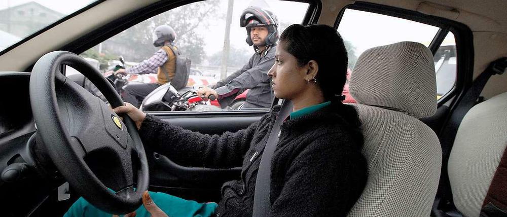 Savita, die Taxifahrerin - und ein skeptischer Blick von rechts.