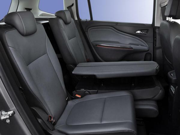 Die zweite Sitzreihe ist horizontal verschiebbar und der Mittelsitz lässt sich zur Armlehne umfunktionieren. Das zeigt sich der Opel Zafira Tourer ganz von seiner praktischen Seite.