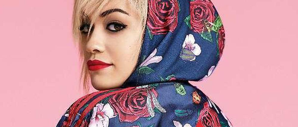 Rita Ora trägt die Rosenjacke jetzt schon, alle anderen müssen noch ein bisschen warten.