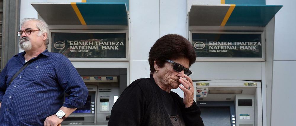 In Griechenland bleiben einigen Banken ganz geschlossen. Vor allem für Rentner, die oft keine EC- oder Kreditkarten haben, ist die Situation schwierig.