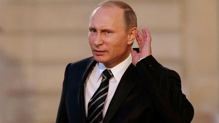 Wie bitte? Russlands Präsident Wladimir Putin reagiert ungläubig auf Fragen nach Moskaus Verwicklung in der Ukraine beim Ukraine-Gipfel in Paris.