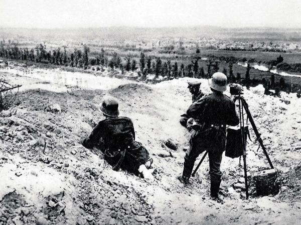 Das Foto zeigt deutsche Artilleriebeobachter am Chemin des Dames. Die Kanoniere selbst konnten ihre Ziele in der Regel nicht sehen. 