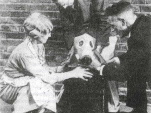 Gasmasken für Hunde. 1937 wurde diese Erfindung im Reichstierschutzblatt vorgestellt.