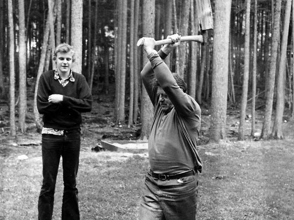 Schlagfertig. Franz Josef Strauß anno 1977 beim Holzhacken mit Sohn Franz Georg.