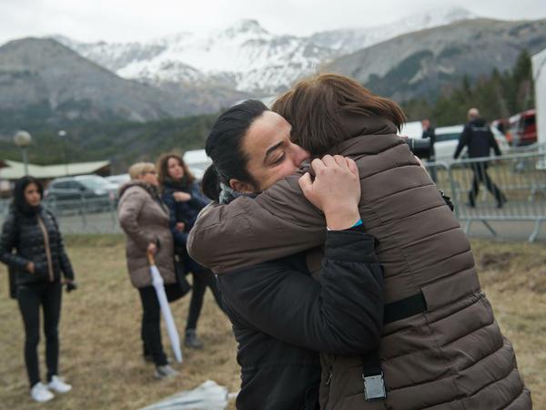 Am Jahrestag trafen sich Angehörige der Opfer des Germanwings-Flugs in der Nähe der Absturzstelle in Frankreich.