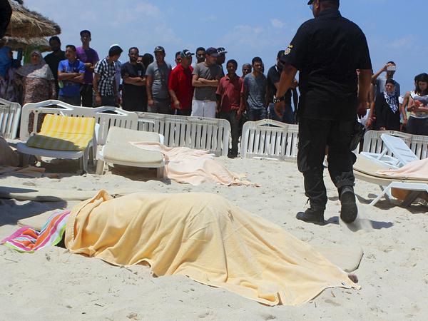 Die Leiche eines ermordeten Touristen am Strand von Sousse nach dem Anschlag auf ein Hotel in Tunesien