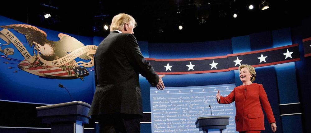 Formsache. Donald Trump und Hillary Clintons starteten freundlich. Im 90-minütigen TV-Duell an der Hofstra Universität auf Long Island blieb Clinton sachlich, Trump wurde pampig – was ihm trotzdem nicht schaden muss.