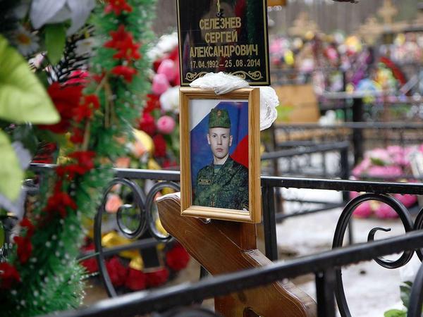 Letzte Ruhe. Sergej Selesnjow starb mit 22 Jahren, als ihn ein ukrainischer Granatsplitter traf. Er hinterließ eine schwangere Freundin.