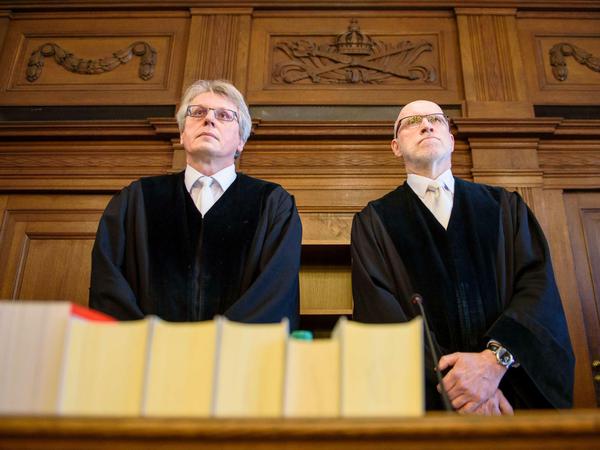 Der Richter Willi Thoms (l) und der Vorsitzende Richter Ralph Ehestädt kommen zur Urteilsverkündung.