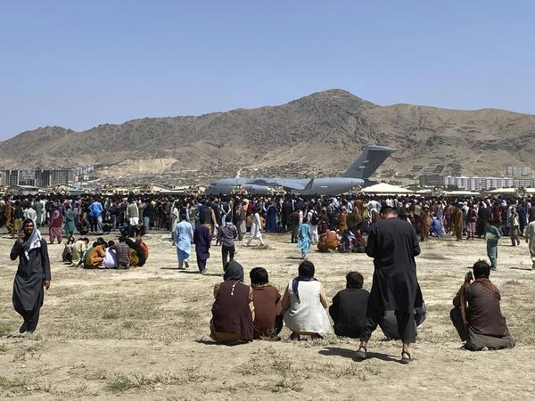 Tausende Afghanen versammelten sich im August 2021 am Flughafen von Kabul, weil sie hofften, mit einer der Militärmaschinen ausreisen zu können.  