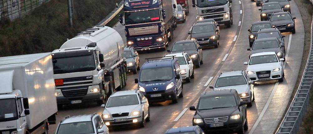 Verkehr staut sich auf deutscher Autobahn.