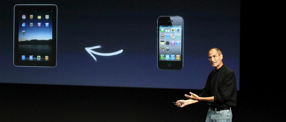 Applechef Steve Jobs erklärt, wie Macbook, iPhone und iPad sich gegenseitig beeinflussen.