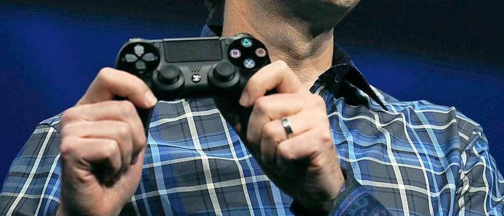 Game Designer Mark Cerny zeigt den Controller der neuen Playstation 4, nicht aber das Gerät selbst.