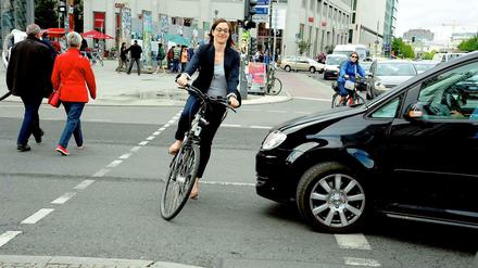 Immer wieder brenzlig: Begegnungen zwischen Radlern und Autofahrern in Berlin. Eine typische Szene, hier von unserer Fotografin nachgestellt.