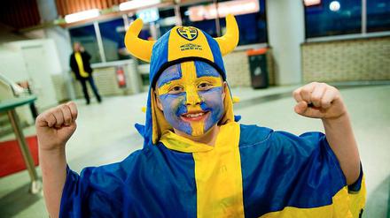 Fröhlicher Schwede: ein kleiner Junge trägt die Nationalfarben. Den schwedischen Twitter-Account befüllen jetzt schwedische Bürger. 