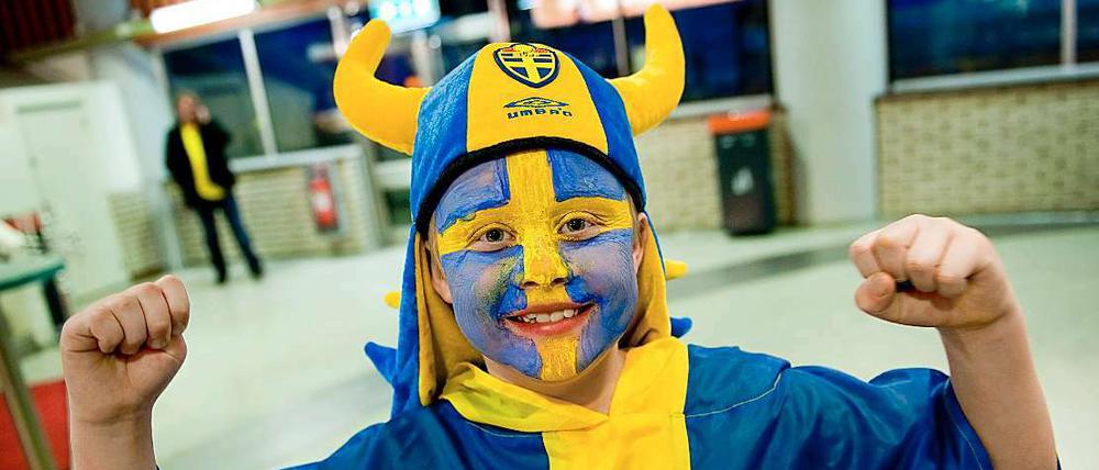 Fröhlicher Schwede: ein kleiner Junge trägt die Nationalfarben. Den schwedischen Twitter-Account befüllen jetzt schwedische Bürger. 