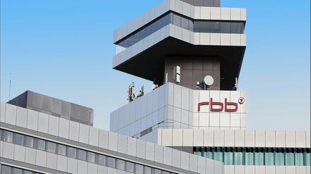 Der RBB ist eine Zweiländeranstalt, in Berlin hat sie ihren Sitz in der Masurenallee.