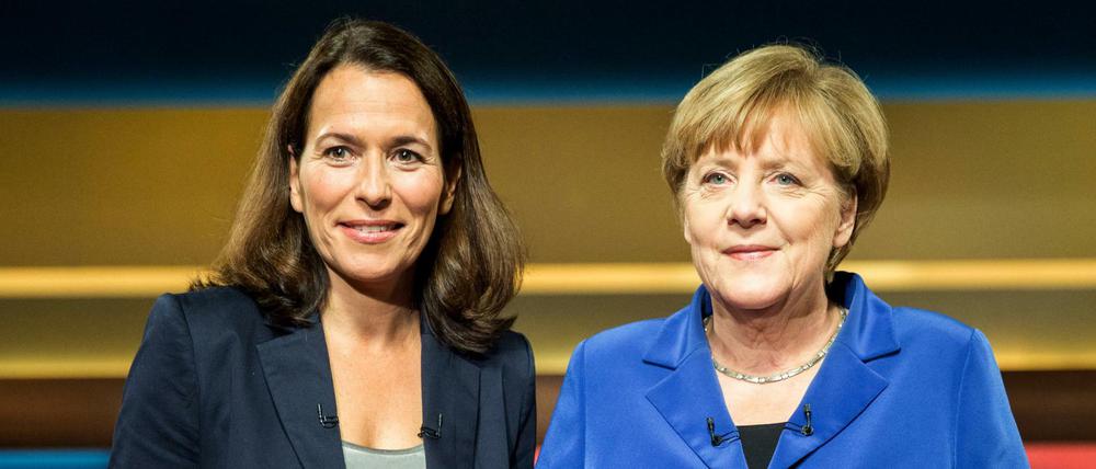 Bundeskanzlerin Angela Merkel neben TV-Moderatorin Anne Will.