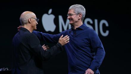 Apple-Chef Tim Cook (rechts) und Johnny Iovine haben in San Francisco Apple Music vorgestellt.