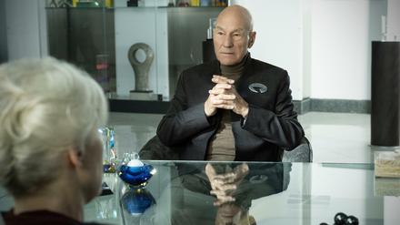 Ungewollte Rolle als Bittsteller: Jean-Luc Picard (Patrick Stewart) sucht die Unterstützung der Sternenflotte für seine Rettungsaktion – vergeblich.