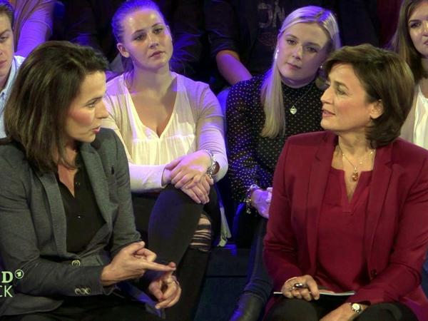 "Wie kam eigentlich die Kanzlerin in deine Sendung?" will Sandra Maischberger (re.) von Talk-Kollegin Anne Will wissen.