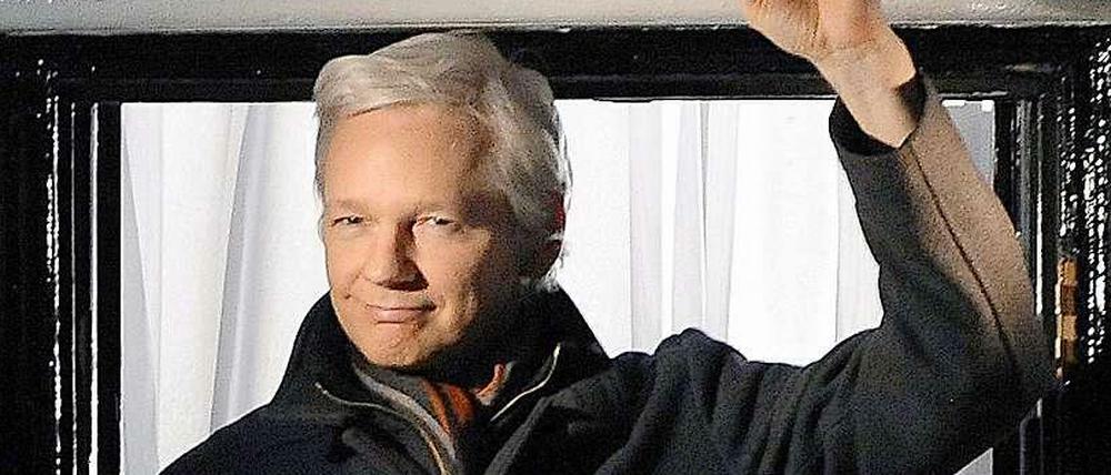 Julian Assange sitzt seit über einem halben Jahr in der ecuadorianischen Botschaft in London fest, untätig ist er aber nicht - am Donnerstag erscheint sein Buch auf deutsch.