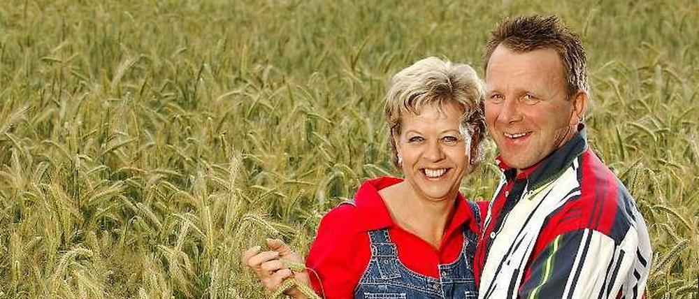 Sie haben sich bei "Bauer sucht Frau" gefunden: Landwirt Herbert und seine Ehefrau Karin stehen in einem Feld im niedersächsischen Rastede.