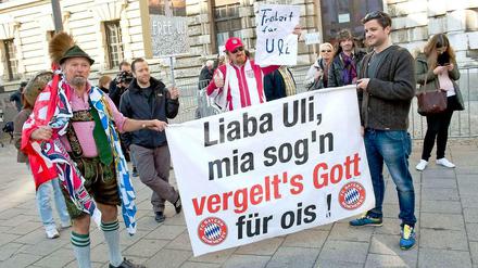 "Free Uli" - Bayern-Fans machen sich für ihren Helden stark. In der Presse wird Hoeneß' Verurteilung als mild bis angemessen kommentiert.
