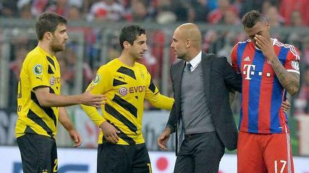 Bayern-Trainer Pep Guardiola mit Jerome Boateng sowie den Dortmundern Sokratis und Henrich Mchitarjan.