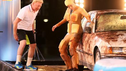 Schwammschlacht. Car Wash mit Lilly Becker. Sportlegende Boris Becker lässt sich wegen seiner Titanhüfte von seiner Ehefrau bei "Alle auf den Kleinen" mit Oliver Pocher vertreten.