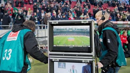Mehr als eine Milliarde Euro - so viel kosten die TV-Rechte der Bundesliga für eine Saison. Die Zuschauer bekommen das jetzt zu spüren.